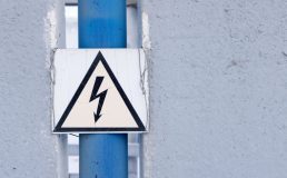 Descubra Como Evitar Acidentes e Garantir a Segurança em Áreas Elétricas